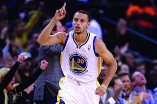 孙颖莎的身体柔韧性太好了，膝盖不弯，就这样直下去系鞋带，没几个人能做到吧